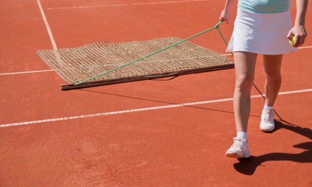 Gute Ergebnisse auf gutem Grund – Die wichtige Pflege des Tennisplatzes